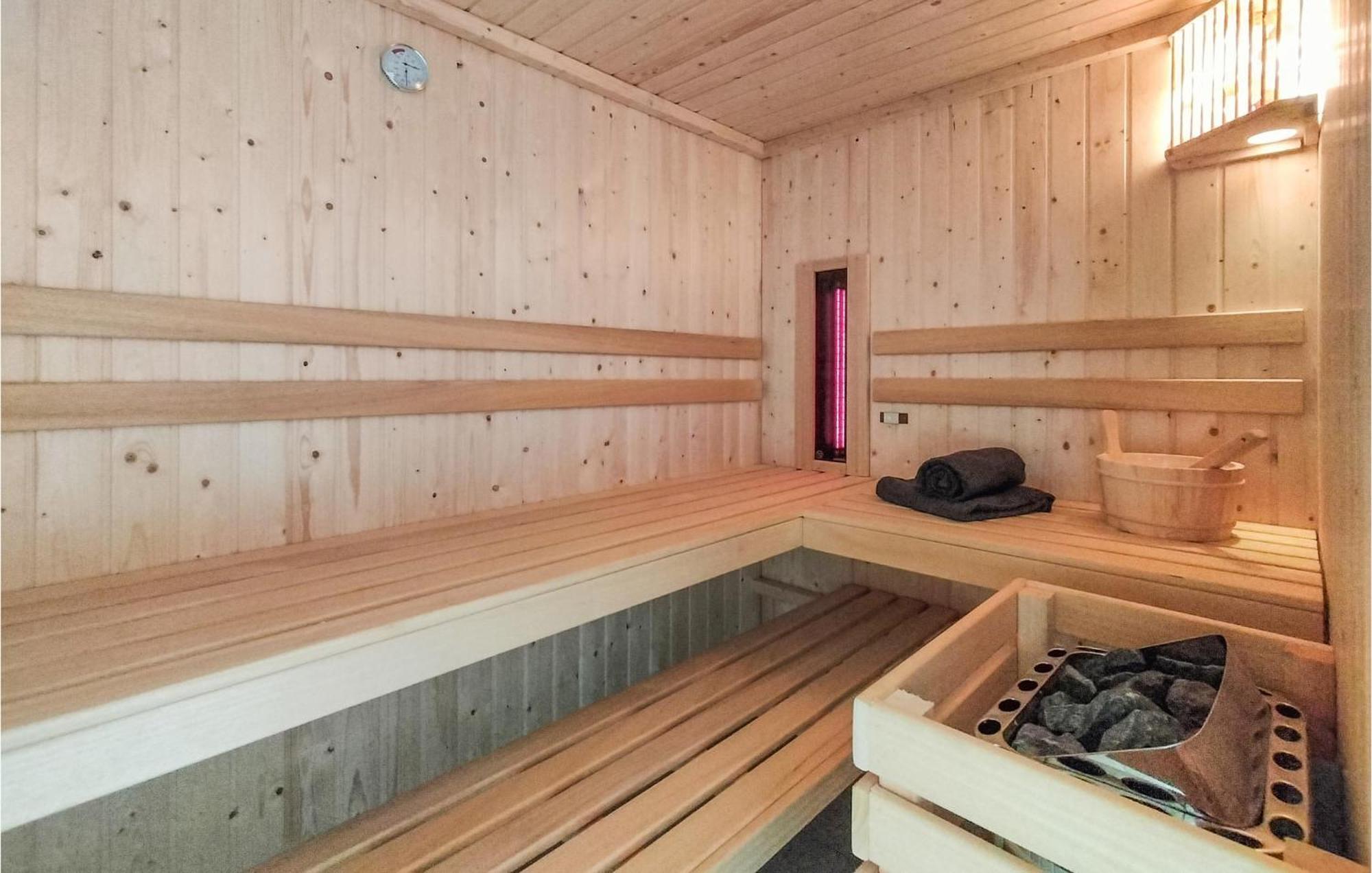 Cozy Home In Oosterwolde With Sauna المظهر الخارجي الصورة