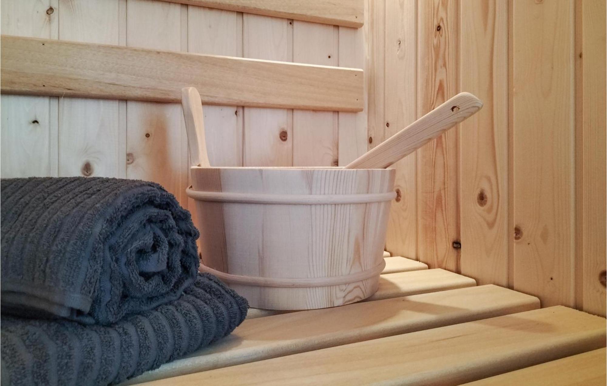 Cozy Home In Oosterwolde With Sauna المظهر الخارجي الصورة